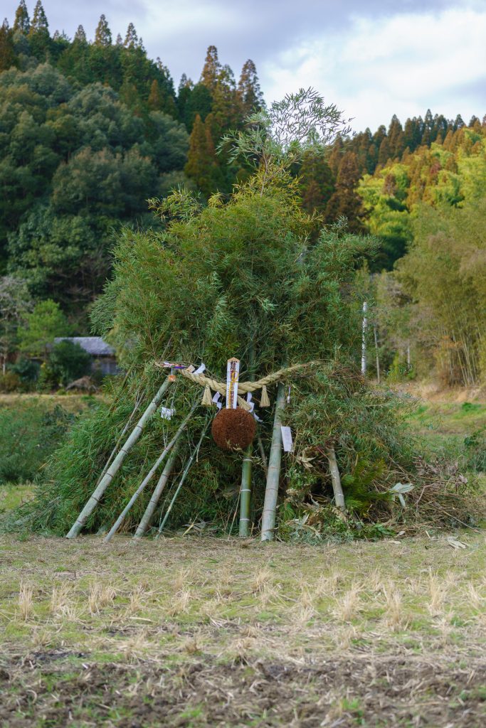 蔵の杉玉、正月の松飾り