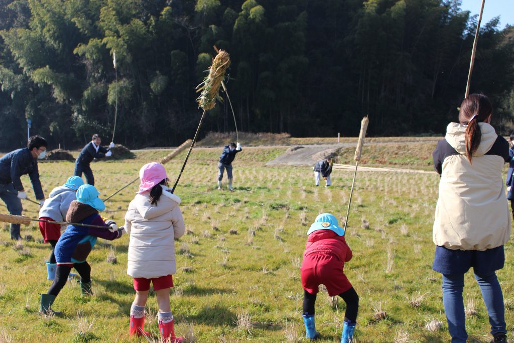 「もぐらたたき棒」をする子供たち