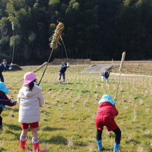 「もぐらたたき棒」をする子供たち