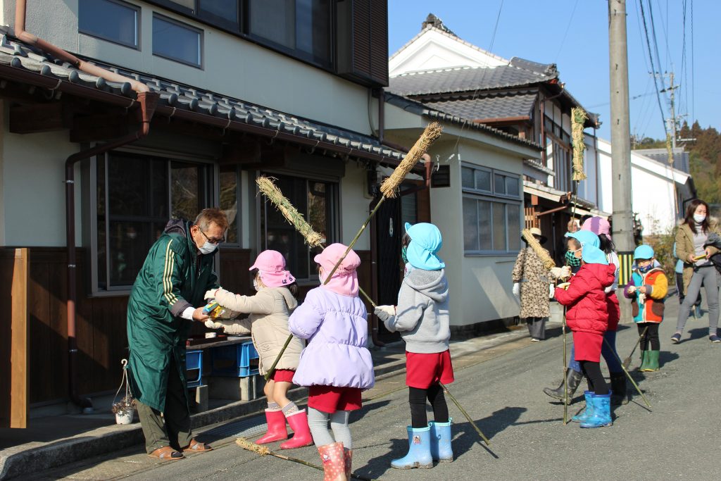 お菓子をもらう子供たち