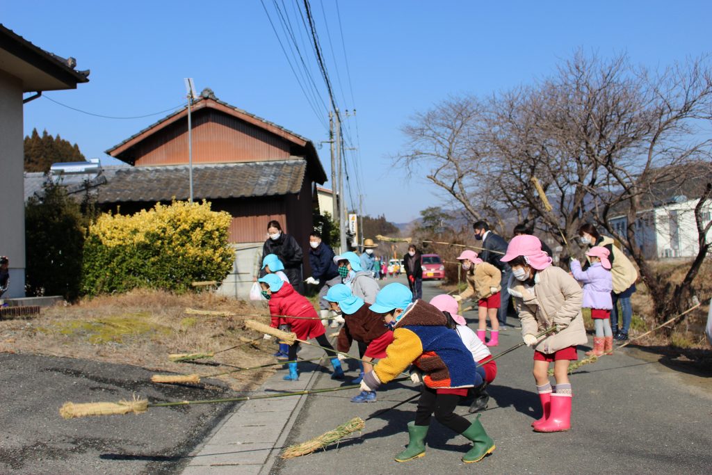 町内を回る子供たち