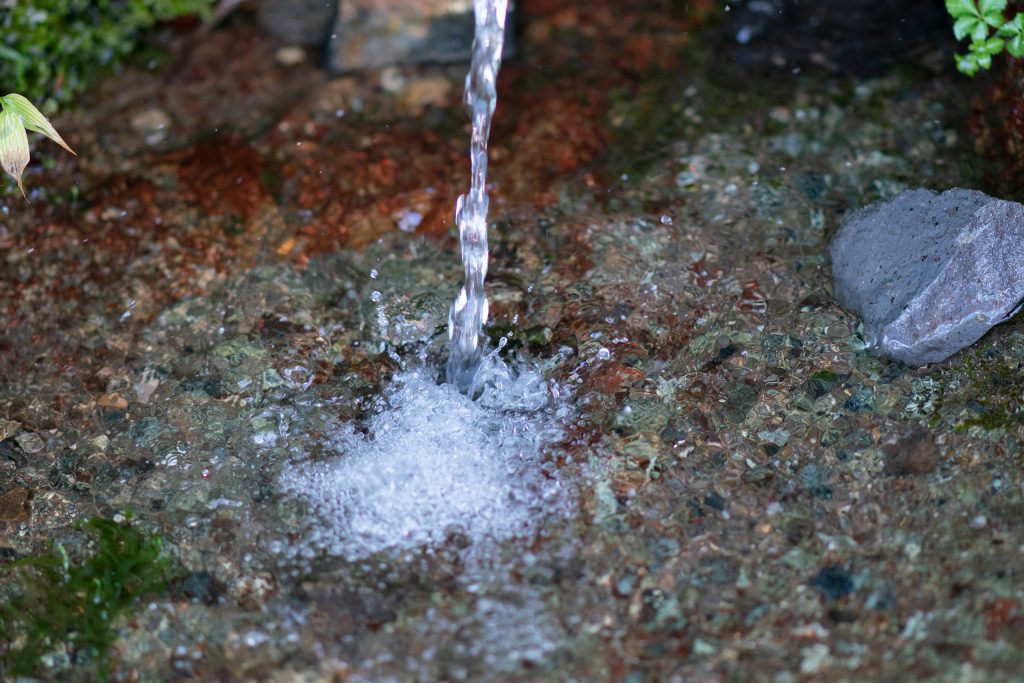 湧き出る水